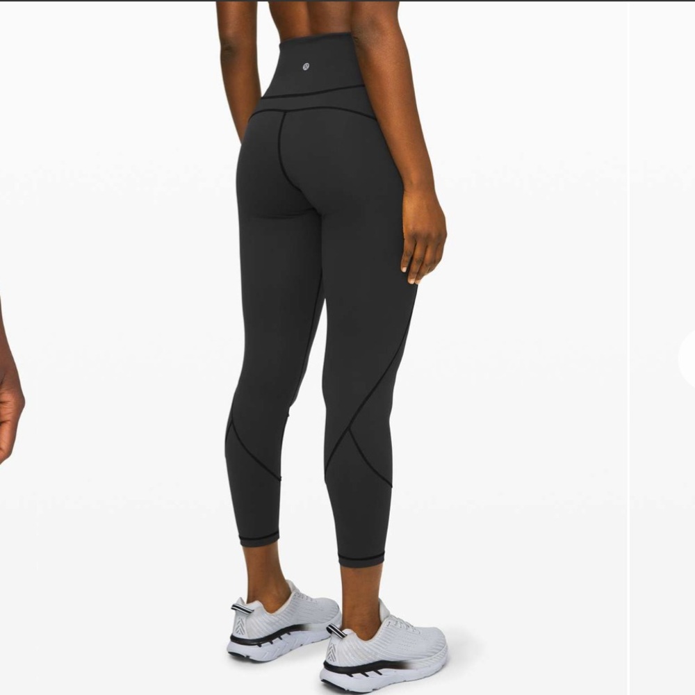 Lululemon In Movement Tight 25" *Everlux
Black size 2
